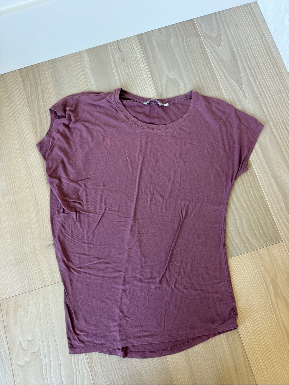 Athleta asymmetrical Short Sleeve Crew Tee in Burgundy Plum